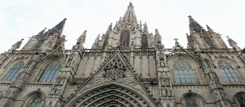 کلیسای جامع بارسلونا کلیسایی که ساخت آن بیش از 100 سال طول کشید